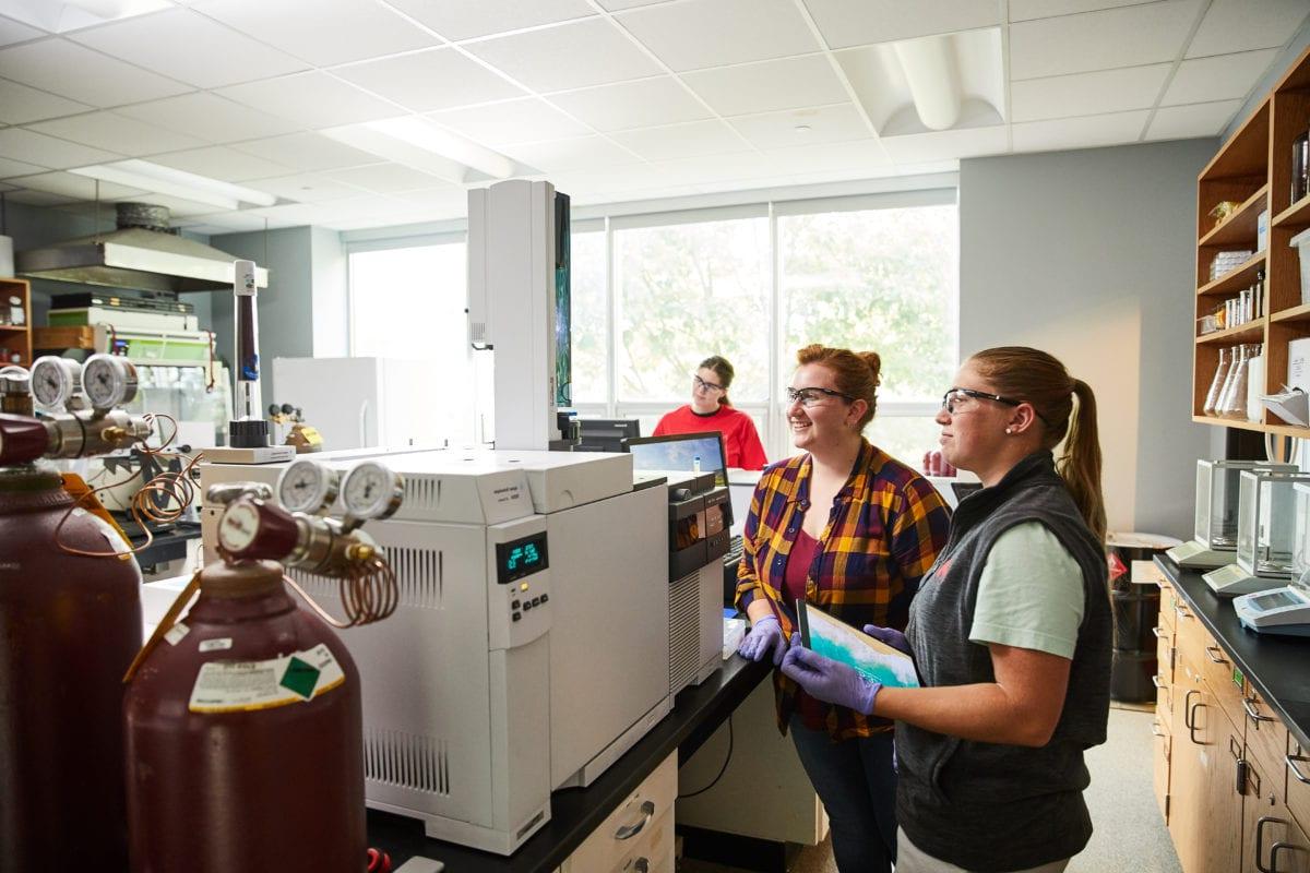 students in a biomedical science lab